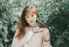 简短的心情说说：笑起来像个