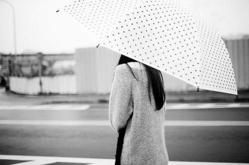 心情不好发朋友圈的句子 下雨天的说说朋友圈(精选18句)