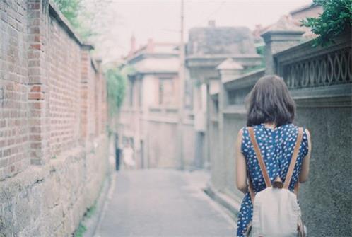 适合发朋友圈关于旅游的句子 三毛关于旅行的句(精选36句)