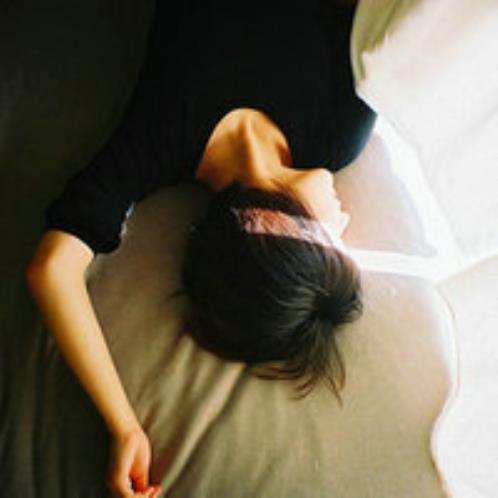 丧系的句子唯美短：不幸的人一生都在治愈童年(精选29句)